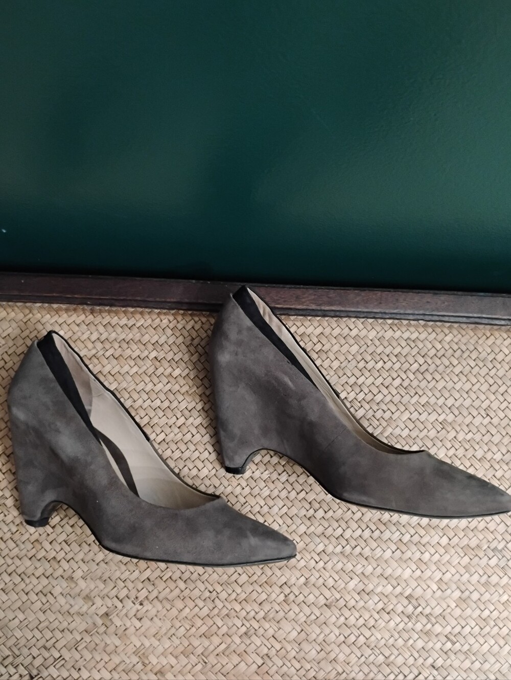 Kenneth Cole Dark Grey & Black Suede Pointed Toe Wedge Pumps Sz 10